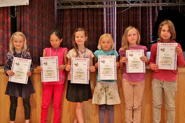 AK u8w, v.l.n.r.: 1. Anna Helber (Kollwitzschule Greifswald), 2. Amina Mamirova (Grundschule Greif), 3. Merle Totzitzki (Diesterweg - Grundschule Loitz), 4. Anna Lange (Montesorri  Grundschule Greifswald), 5. Lea Gde (Fritz - Reuter Grundschule Kemnitz), 6. Greta Lampe (Diesterweg - Grundschule Loitz)